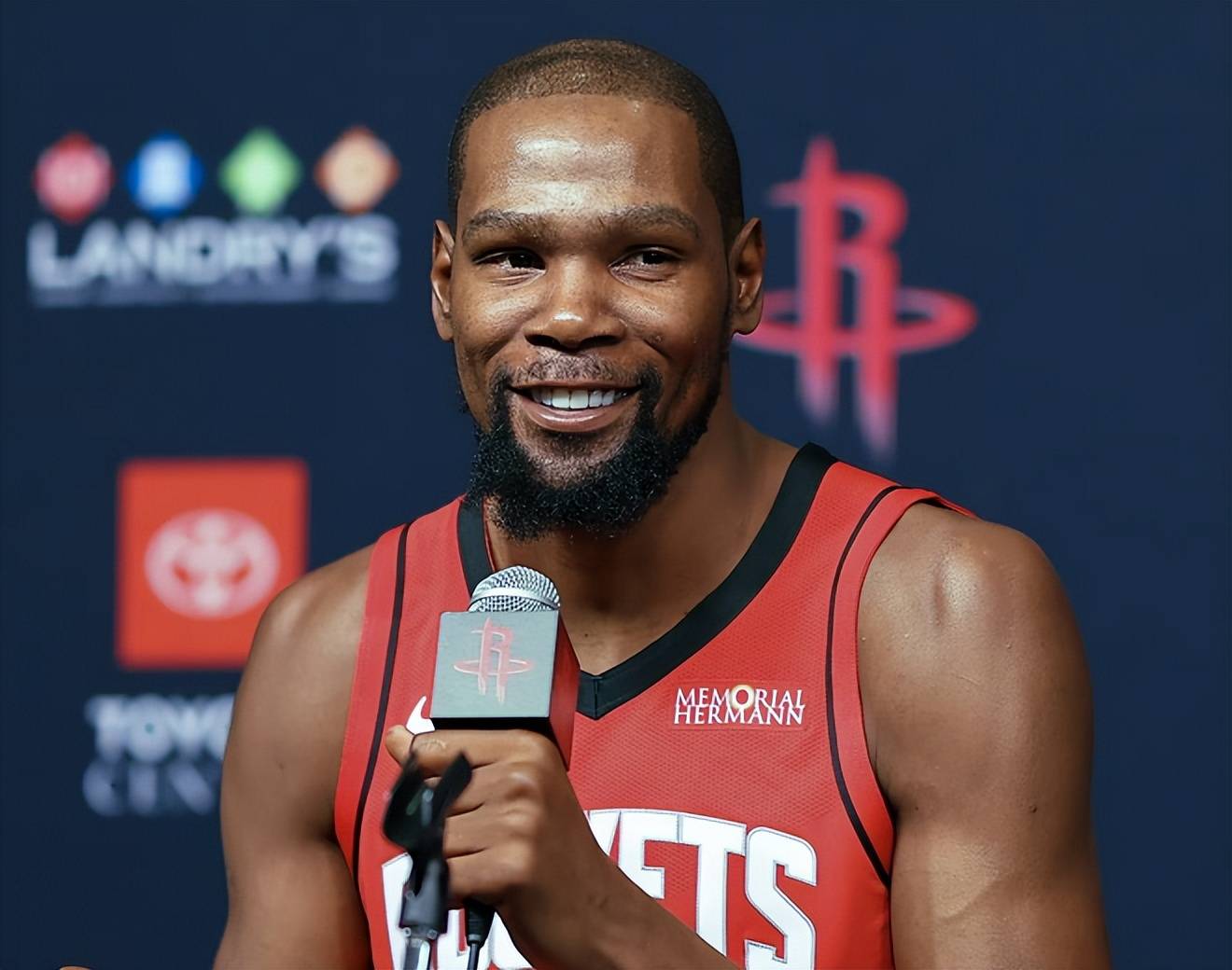 曝滕哈赫同意C罗冬窗离队切尔西老板提供1.5年合同