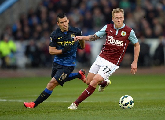 詹姆斯把不应该进总决赛的球队带进总决赛 不是黑点 你本末倒置了 阵容碾压怎么打？