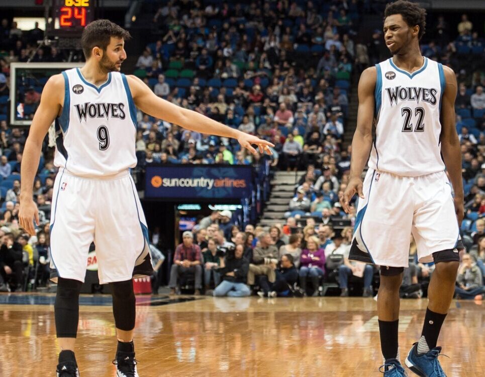 李晓旭首秀体能拉满，赛后累垮趴广告牌