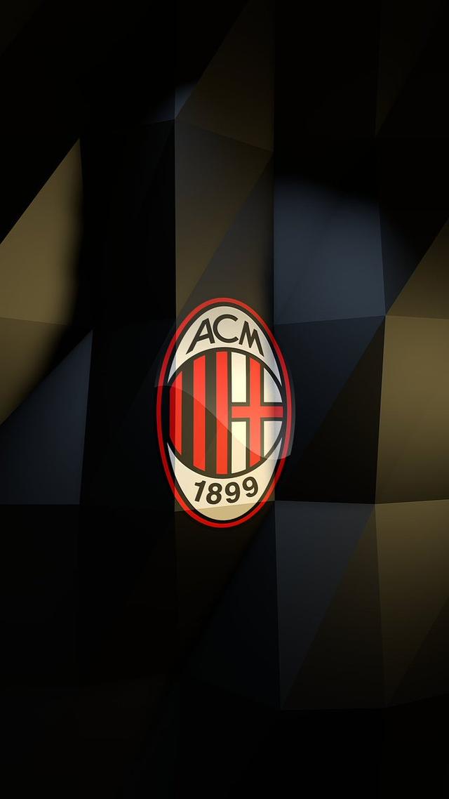 球员受伤倒地，全队围上去