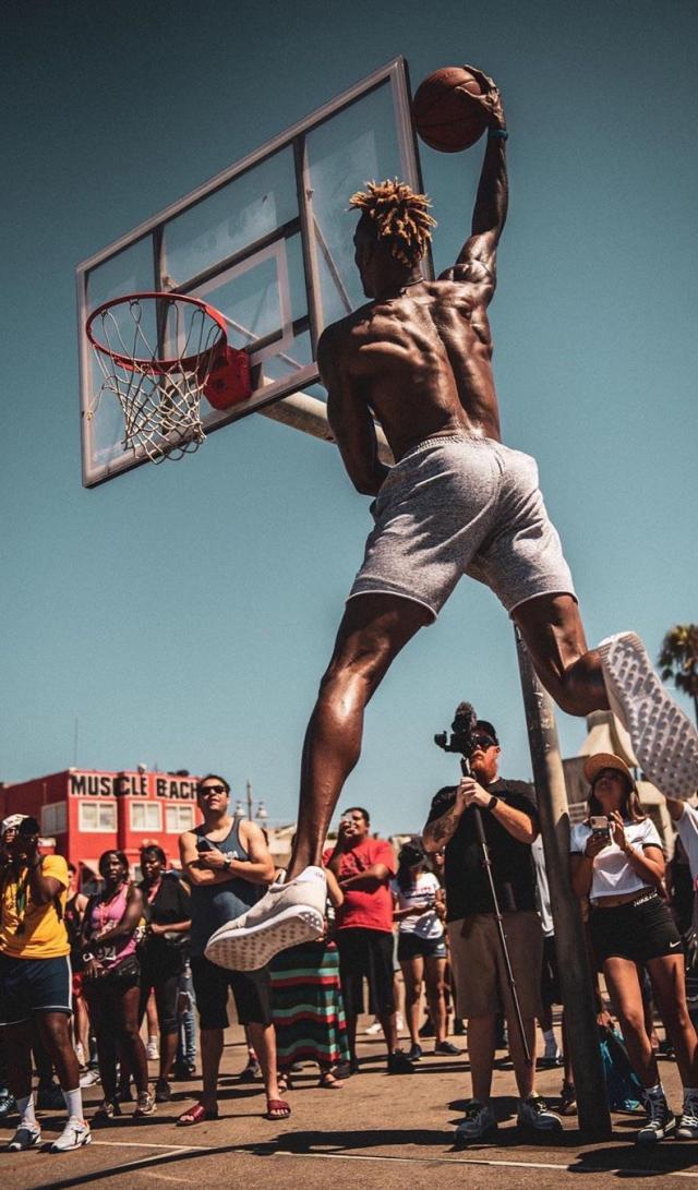 太拼了！杨瀚森后脑勺被撞击！湖人狂砍141分结束三连败