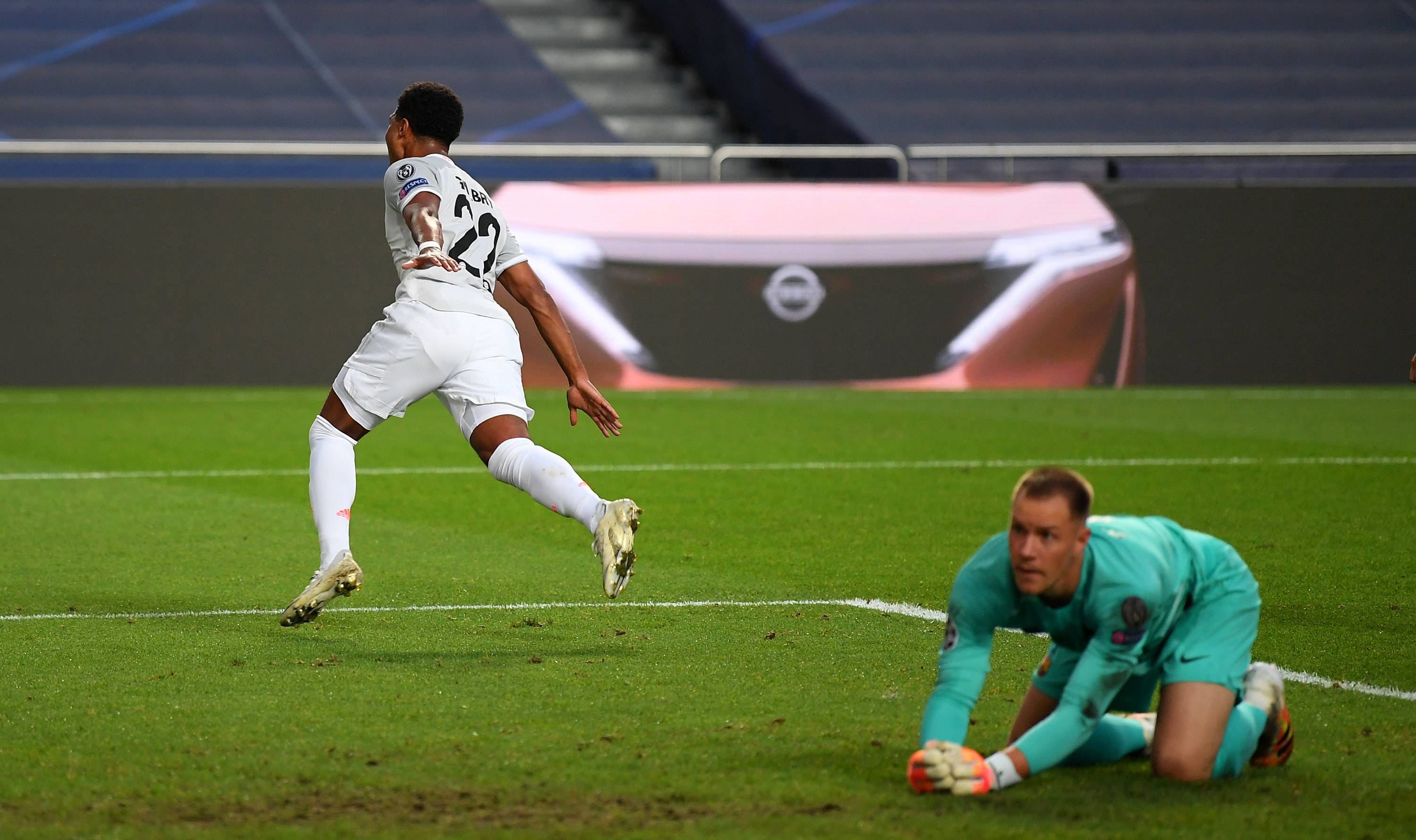 篮球湖人全队配合默契提升