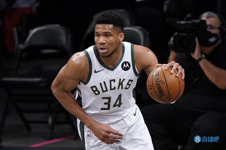 残特奥会游泳比赛现场，教练为何拿着绑着球的长杆，比赛中途还要敲击运动员？这背后是一份无声的默契